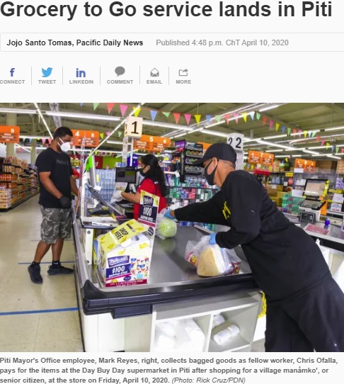 レジと客の間にはクリアガラスが設置され、6フィート毎に青い線が引かれるスーパー（画像は『Pacific Daily News　2020年4月10日付「Grocery to Go service lands in Piti」（Photo: Rick Cruz/PDN）』のスクリーンショット）