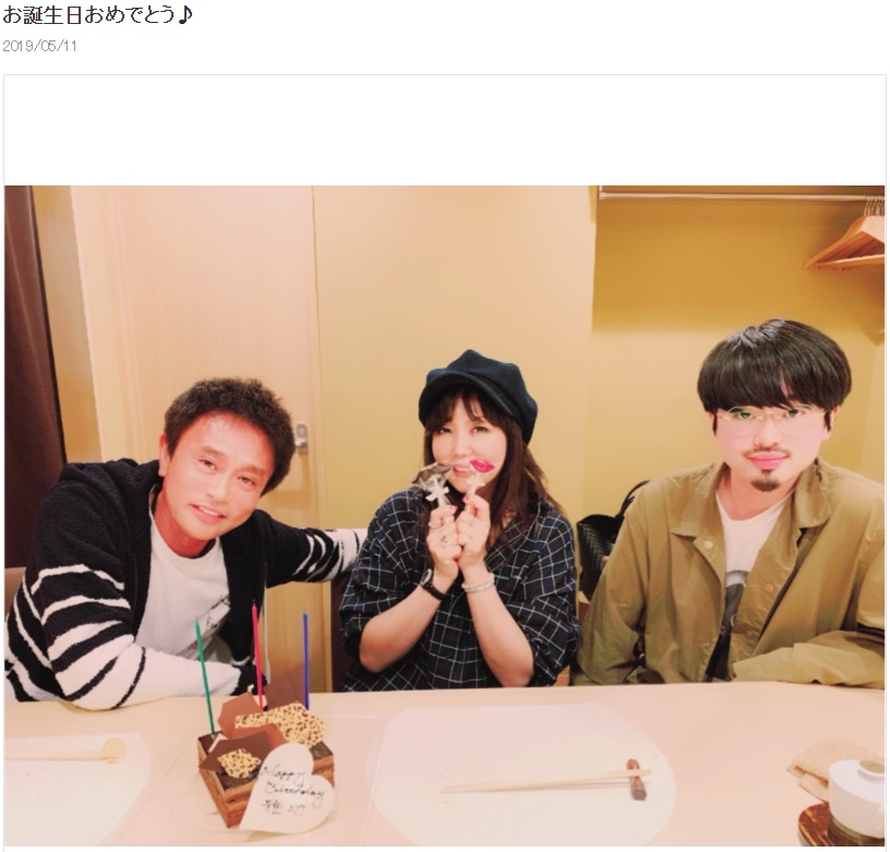 昨年5月に浜田雅功の誕生日を祝う家族3人（画像は『小川菜摘　2019年5月11日付オフィシャルブログ「お誕生日おめでとう♪」』のスクリーンショット）