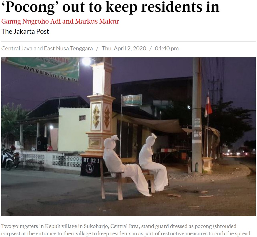 幽霊「POCONG」に扮したボランティア（画像は『The Jakarta Post　2020年4月2日付「‘Pocong’ out to keep residents in」（Courtesy of/Kesongo Hamlet）』のスクリーンショット）