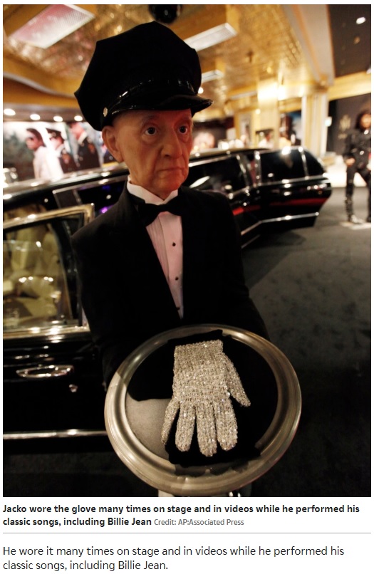 これまでもオークションにかけられていたマイケル・ジャクソンの手袋（画像は『The Sun　2020年4月6日付「GLOVE-LY JUBBLY Michael Jackson’s famous white glove sells for more than ￡85,000 at auction」』のスクリーンショット）