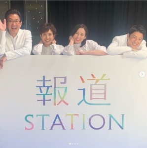 『報道ステーション』に出演する徳永有美アナ（左から2番目）と富川悠太アナ（一番右）（画像は『徳永有美 / Yumi Tokunaga　2020年3月28日付Instagram「いつにない週末です。」』のスクリーンショット）