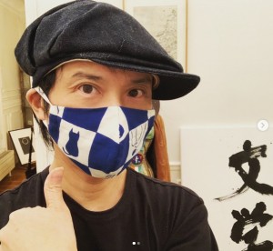 「可愛い手拭いがあったから」とマスクを手作りした辻仁成氏（画像は『tsujihitonari　2020年4月13日付Instagram「ツジノマスク、つくりました」』のスクリーンショット）