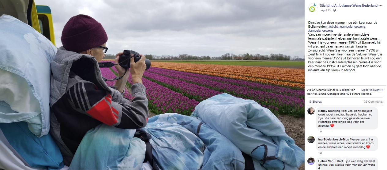 チューリップ畑の写真を撮る女性（画像は『Stichting Ambulance Wens Nederland　2020年4月15日付Facebook「Dinsdag kon deze meneer nog één keer naar de Bollenvelden.」』のスクリーンショット）