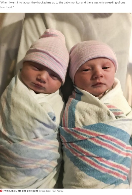 元気に誕生した双子の姉妹（画像は『Mirror　2020年4月15日付「Mum who didn’t know she was pregnant with twins speechless as second baby is born」（Image: Caters News Agency）』のスクリーンショット）