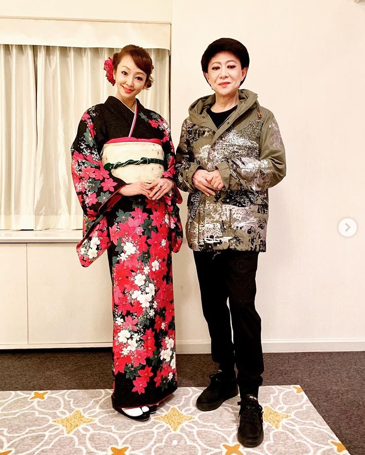 神田うのと美川憲一（画像は『Uno Kanda　2019年12月26日付Instagram「毎年恒例憲ちゃん のクリスマスディナーショー」』のスクリーンショット）