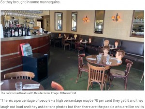 それぞれのテーブルに置かれたマネキンの頭（画像は『10 daily　2020年4月30日付「Police Called After Mannequins Mistaken For Social Gathering」（Image: 10 News First）』のスクリーンショット）