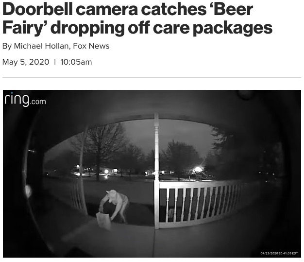 豚のマスクを被った人物がビールをプレゼント（画像は『New York Post 2020年5月5日付「Doorbell camera catches ‘Beer Fairy’ dropping off care packages」（Brooke Baxter/Facebook）』のスクリーンショット）