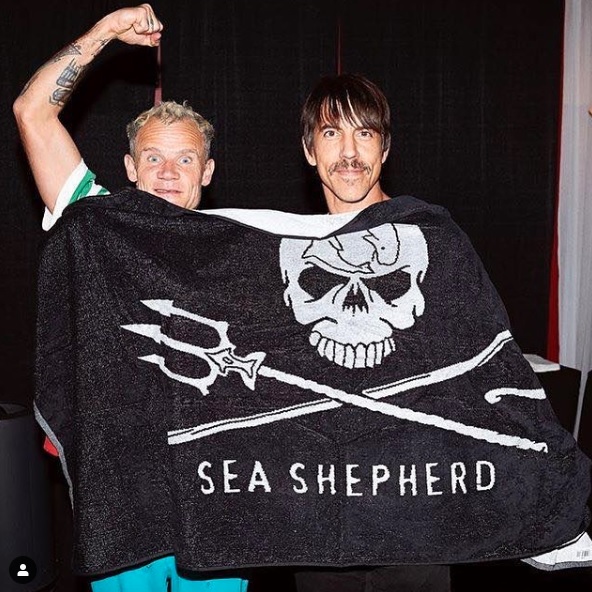 ヴォーカルのアンソニー・キーディス（右）とベースのフリー（左）（画像は『Red Hot Chili Peppers　2019年6月10日付Instagram「Worlds Oceans Day was officially yesterday but we need to think about our Ocean every day.」』のスクリーンショット）