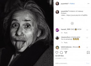 アルベルト・アインシュタインの“舌出し”写真を再現（画像は『YUYAMIKA宇芽　2018年11月11日付Instagram「Imitation of makeup Einstein」』のスクリーンショット）