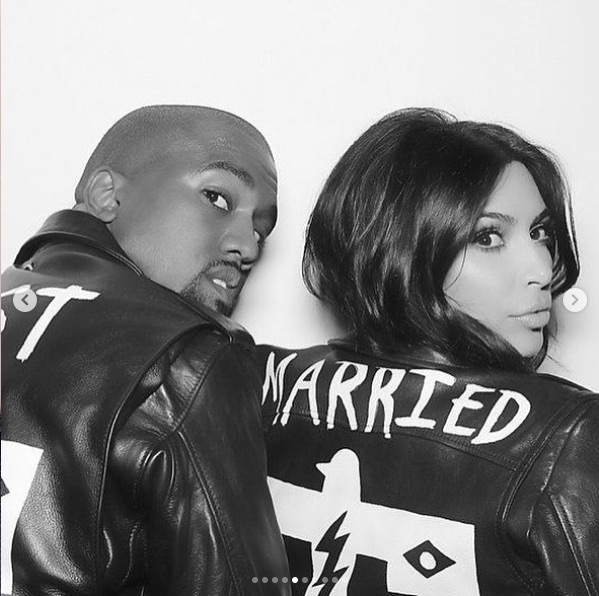 「結婚しました」と書かれたジャケットを着たキム＆カニエ（画像は『Kris Jenner　2020年5月24日付Instagram「Happy Anniversary to these two!!!」』のスクリーンショット）