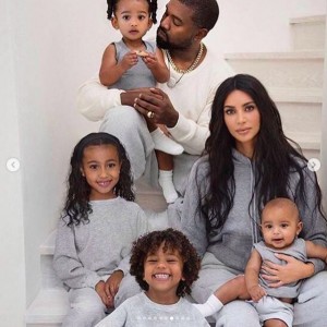 キム＆カニエ一家、4人の子供達と一緒に（画像は『Kris Jenner　2020年5月24日付Instagram「Happy Anniversary to these two!!!」』のスクリーンショット）