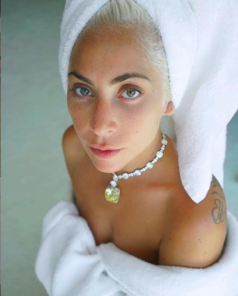 ガガが着けていたティファニーの超高級ネックレス（画像は『Lady Gaga　2019年2月27日付Instagram「For the Oscars, ＠tiffanyandco offered to go into their vault and let me wear their iconic, 141-year-old Tiffany diamond.」』のスクリーンショット）