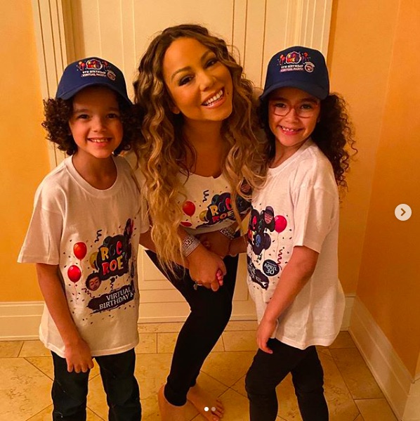 マライア・キャリー、双子達とおそろいのTシャツ姿で（画像は『Mariah Carey　2020年4月30日付Instagram「Happy Birthday Roc ＆ Roe!!!!」』のスクリーンショット）