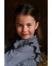 【イタすぎるセレブ達】ウィリアム王子・キャサリン妃夫妻の長女シャーロット王女が5歳に！　自主隔離中の高齢者に食料を届けるお手伝いも