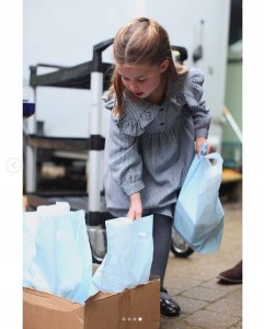 自主隔離中の高齢者サポートのお手伝いをするシャーロット王女（画像は『Kensington Palace　2020年5月1日付Instagram「The Duke and Duchess of Cambridge are very pleased to share four new photographs of Princess Charlotte ahead of her fifth birthday tomorrow.」』のスクリーンショット）