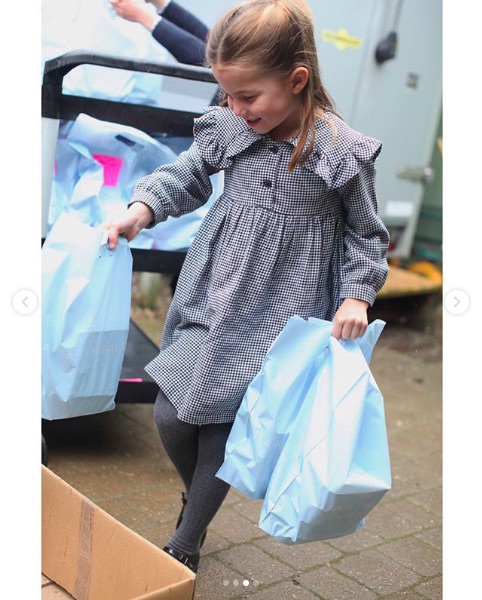 両手に食料を持つシャーロット王女（画像は『Kensington Palace　2020年5月1日付Instagram「The Duke and Duchess of Cambridge are very pleased to share four new photographs of Princess Charlotte ahead of her fifth birthday tomorrow.」』のスクリーンショット）
