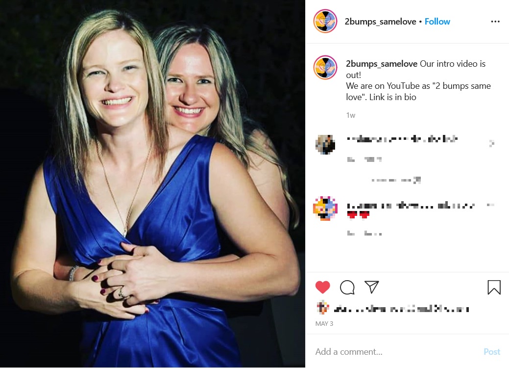 同時に妊婦になったタリンさんとカットさん（画像は『Taryn＆Kat　2020年5月3日付Instagram「Our intro video is out!」』のスクリーンショット）
