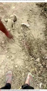泥の中に生き埋めになっていた赤ちゃん（画像は『Mirror　2020年5月29日付「Newborn baby buried alive in mud survives after miraculous rescue by villagers」（Image: Newslions / SWNS.COM）』のスクリーンショット）