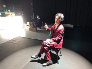 撮影現場での中村倫也（画像は『美食探偵 明智五郎【公式】　2020年5月17日付Instagram「【第6話ご視聴ありがとうございました】﻿」』のスクリーンショット）