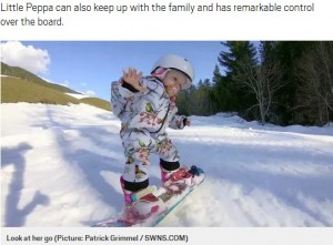 バランス感覚が抜群のペッパちゃん（画像は『Metro　2020年5月7日付「One-year-old expertly snowboards down Austrian alps」（(Picture: Patrick Grimmel / SWNS.COM）』のスクリーンショット）