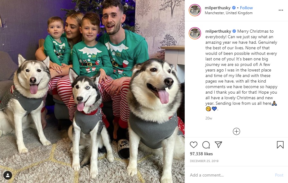 3頭のハスキー犬とアーロンさん一家（画像は『Milperthusky　2019年12月25日付Instagram「Merry Christmas to everybody!」』のスクリーンショット）