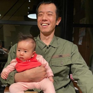 1月に生まれた娘を抱っこする庄司智春（画像は『mikittyfujimoto　2020年5月9日付Instagram「家族時間の幸せ」』のスクリーンショット）