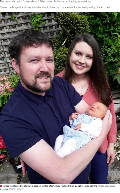 園芸センターの駐車場で出産した女性と家族（画像は『Mirror　2020年5月16日付「Mum gives birth at garden centre as dad uses shoelaces to tie umbilical cord」（Image: South Wales Argus/WALES NEWS SERVICE）』のスクリーンショット）
