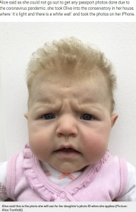 この写真をパスポート用にするという母のアリスさん（画像は『Metro　2020年5月26日付「Baby’s hilariously grumpy passport photos sum up this year so far」（Picture: Alice Tranfield）』のスクリーンショット）