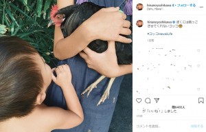 コッコを抱く吉川ひなの（画像は『HINANO　2020年5月6日付Instagram「ぼくには抱っこさせてくれないコッコ」』のスクリーンショット）