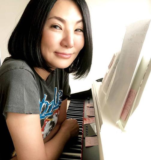 ピアノに向かう広瀬香美（画像は『広瀬香美 kohmi.hirose　2020年5月7日付Instagram「こんにちは～快晴♪」』のスクリーンショット）