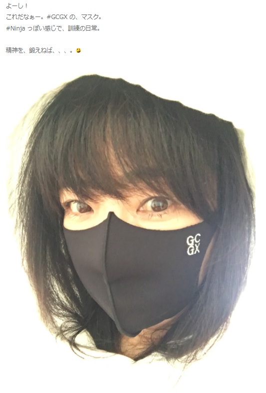 忍者風マスクをつけた美保純（画像は『美保純　2020年5月12日付公式ブログ「鋭いMASK」』のスクリーンショット）
