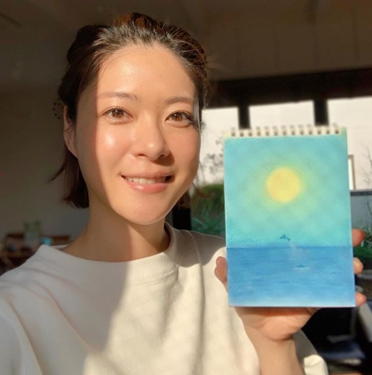 上野樹里が描いたイルカと月と海（画像は『上野樹里　2020年4月30日付「おはようございます」』のスクリーンショット）