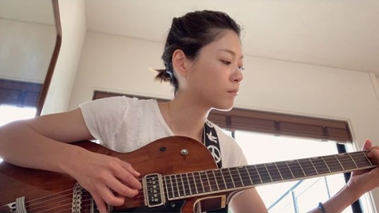 ギターを練習する上野樹里（画像は『上野樹里　2020年5月3日付「こんにちは」』のスクリーンショット）