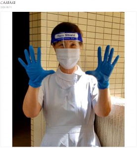 かとう作のフェイスシールドをつける医療従事者（画像は『かとうかず子　2020年5月11日付オフィシャルブログ「こんばんは」』のスクリーンショット）