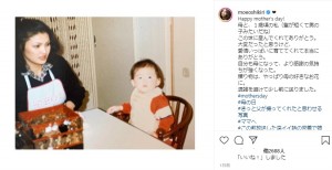 1歳頃の押切もえと母親（画像は『Moe Oshikiri. 押切もえ　2020年5月10日付Instagram「Happy mother's day!」』のスクリーンショット）