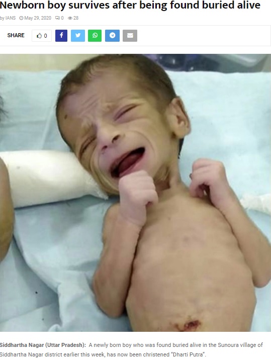 救出され病院で手当てを受ける赤ちゃん（画像は『National Chronicle　2020年5月29日付「Newborn boy survives after being found buried alive」』のスクリーンショット）