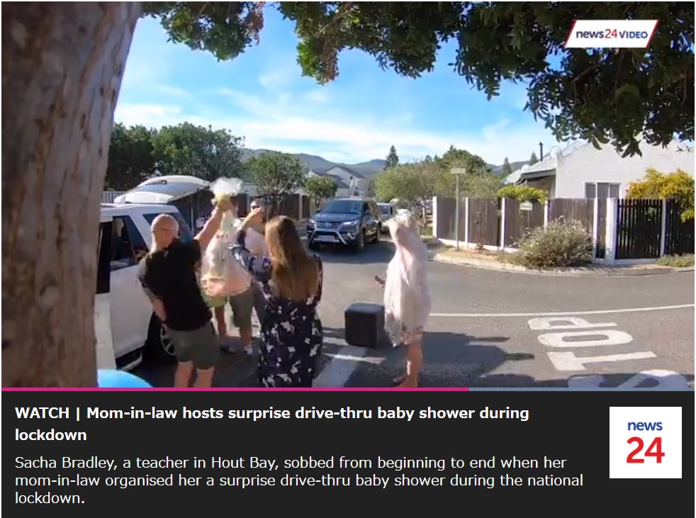ベビーシャワーのギフトを車から受け取る夫妻（画像は『News24　2020年5月20日付「WATCH | Mom-in-law hosts surprise drive-thru baby shower during lockdown」』のスクリーンショット）