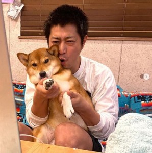 尾形貴弘と愛犬ミク（画像は『柴犬 尾形三九　2020年4月28日付Instagram「インスタライブサンキューー!!」』のスクリーンショット）