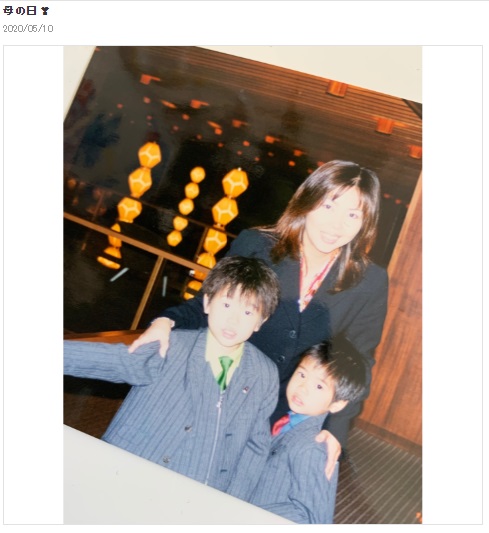小川菜摘が母の日に投稿した写真（画像は『小川菜摘オフィシャルブログ　2020年5月10日付「母の日」』のスクリーンショット）