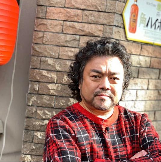 パパイヤ鈴木、福岡ロケでのオフショット（画像は『Papaya Suzuki　2019年11月29日付Instagram「大名でロケっす！」』のスクリーンショット）