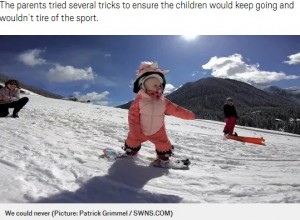 スキーウエアも超キュート（画像は『Metro　2020年5月7日付「One-year-old expertly snowboards down Austrian alps」（(Picture: Patrick Grimmel / SWNS.COM）』のスクリーンショット）