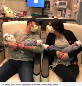4つ子を抱えるパパのクリスさんとママのジェニーさん（画像は『Metro　2020年5月22日付「Mum gives birth to identical quadruplets, defying one in 15 million odds」（Picture: Marr family）』のスクリーンショット）
