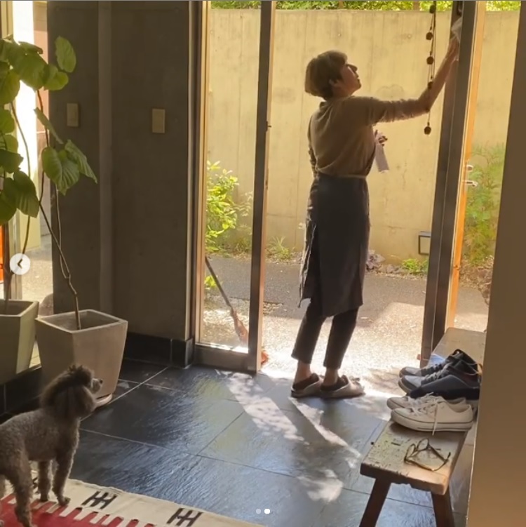 玄関も毎日の掃除を心掛けているRIKACO（画像は『RIKACO　2020年4月29日付Instagram「今日はYouTubeの撮影を朝のお掃除しながら1人でせっせとやりました～」』のスクリーンショット）