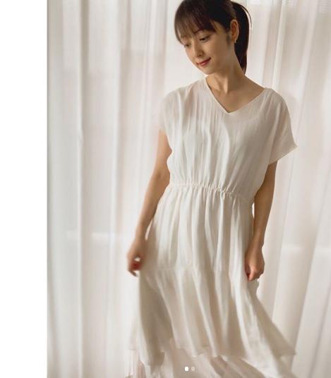 白いワンピース姿の佐々木希（画像は『佐々木希　2020年5月25日付Instagram「本日のお家服はサラッと涼しく気持ちのいいワンピース」』のスクリーンショット）
