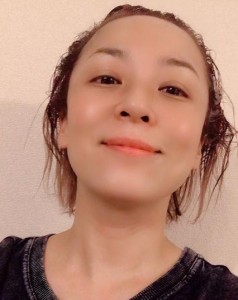 美容院に行けず、自宅で髪を染める佐藤仁美（画像は『佐藤仁美　2020年5月5日付Instagram「美容院行きたくても行けない。。。」』のスクリーンショット）