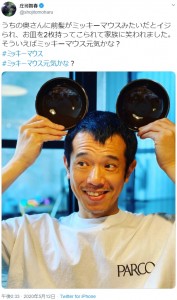 ミッキーマウスを真似る庄司智春（画像は『庄司智春　2020年5月12日付Twitter「うちの奥さんに前髪がミッキーマウスみたいだとイジられ、お皿を2枚持ってこられて家族に笑われました。」』のスクリーンショット）