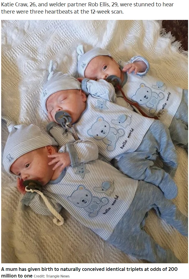 イギリスで誕生した一卵性の三つ子（画像は『The Sun　2020年5月3日付「‘ABSOLUTELY SMASHING’ Mum, 26, beats odds of 200 million to one to give birth to naturally conceived identical triplets」（Credit: Triangle News）』のスクリーンショット）