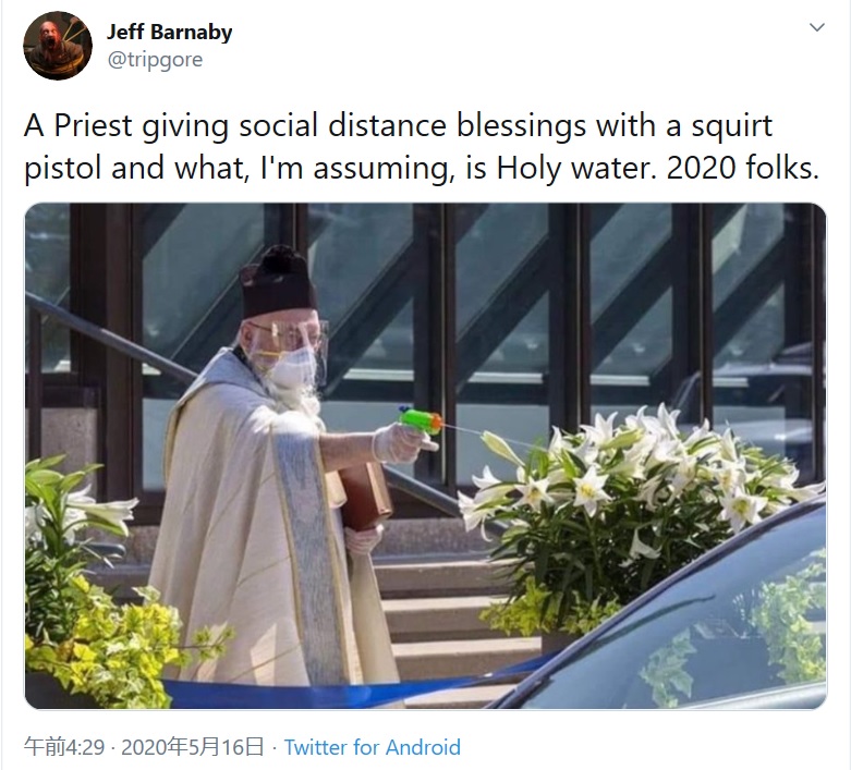 教会を訪れた人々に水鉄砲を打つ神父（画像は『Jeff Barnaby　2020年5月16日付Twitter「A Priest giving social distance blessings with a squirt pistol and what, I’m assuming, is Holy water. 2020 folks.」』のスクリーンショット）