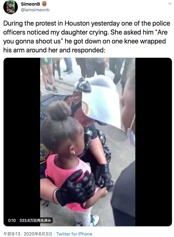 泣いている黒人少女を慰める警察官（画像は『SimeonB　2020年6月3日付Twitter「During the protest in Houston yesterday one of the police officers noticed my daughter crying.」』のスクリーンショット）