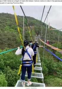 高さ60メートルでハーネスをつけている観光客（画像は『LADbible　2020年5月29日付「11-Year-Old Girl Falls 60 Metres From Suspension Bridge At Chinese Tourist Park」（Credit: AsiaWire）』のスクリーンショット）